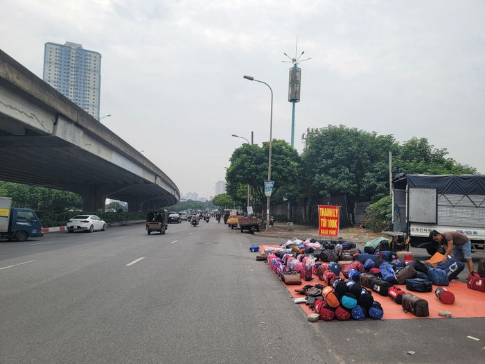 Cả "sạp" hàng bán túi xách, balo thanh lý bày hẳn bên đường.