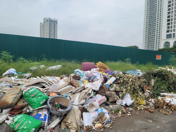 Rác thải chất đống cao đến cả mét trên vỉa hè.