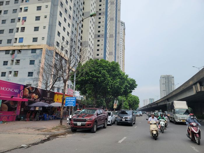 Tuyến phố Nguyễn Xiển - Nghiêm Xuân Yêm có mật độ phương tiện lưu thông đông, thường xuyên xảy ra ùn tắc.