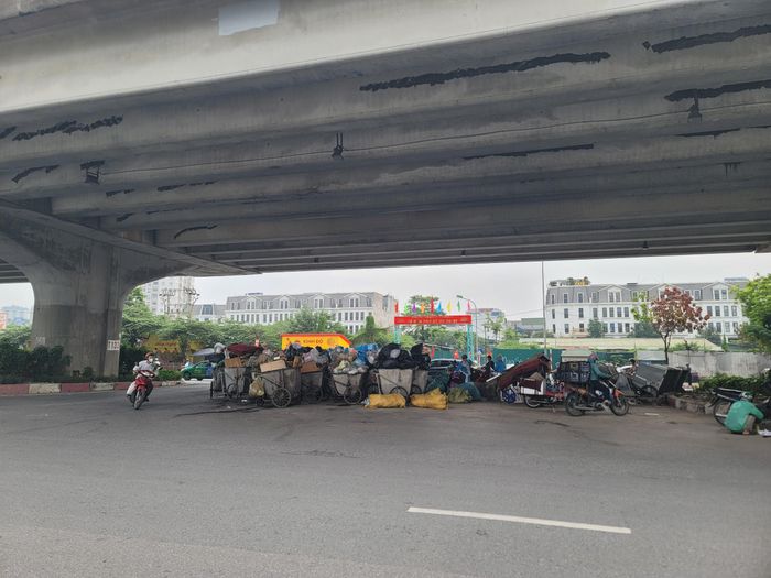 Rác được tập kết tại khu vực gầm cầu vượt đường trên cao, chiếm gần hết lối đi.