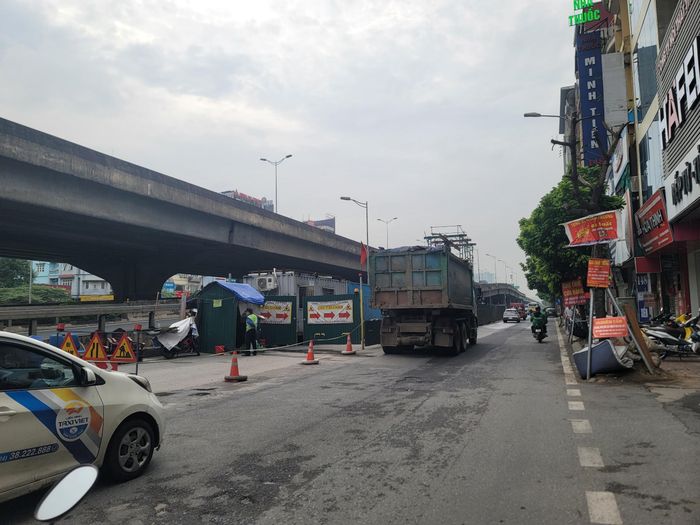 Những rào chắn như những "lô cốt" cản trở hoạt động giao thông qua lại khu vực này.