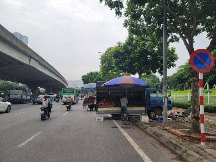 Ô tô trở thành những "ki ốt", đậu hướng phần đầu lên vỉa hè, phần đuôi dưới lòng đường vượt hẳn qua vạch kẻ, gần sát biển báo cấm đỗ xe.