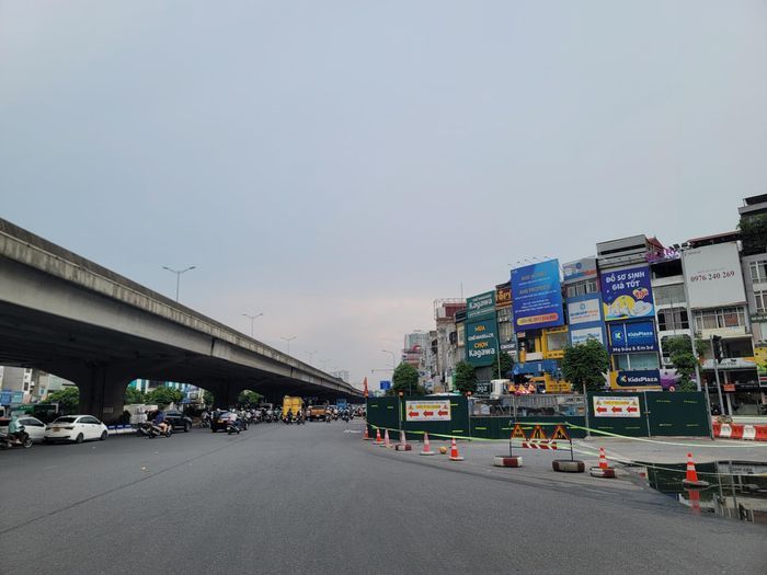 Thời gian qua, tại đây nhiều vị trí được rào chắn để phục vụ thi công Dự án xây dựng hệ thống xử lý nước thải Yên Xá.