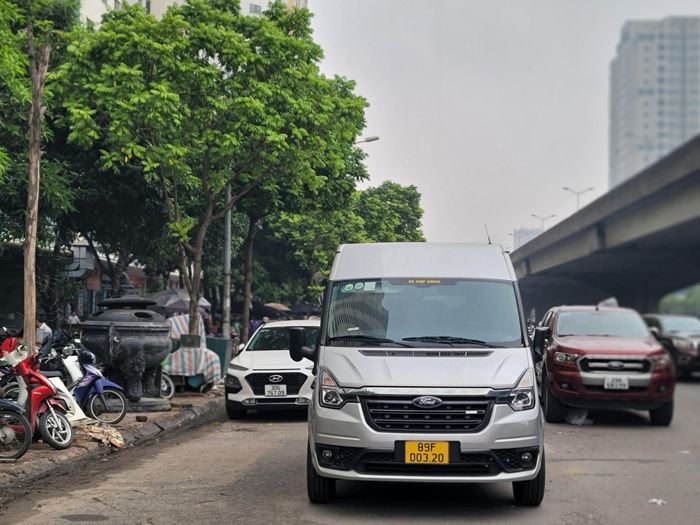 Ngoài ra, khu vực trước khu đô thị Kim Văn - Kim Lũ, ô tô thường xuyên dàn hàng 2, hàng 3 đậu dưới lòng đường, khiến cho tuyến phố càng trở nên nhếch nhác, lộn xộn.
