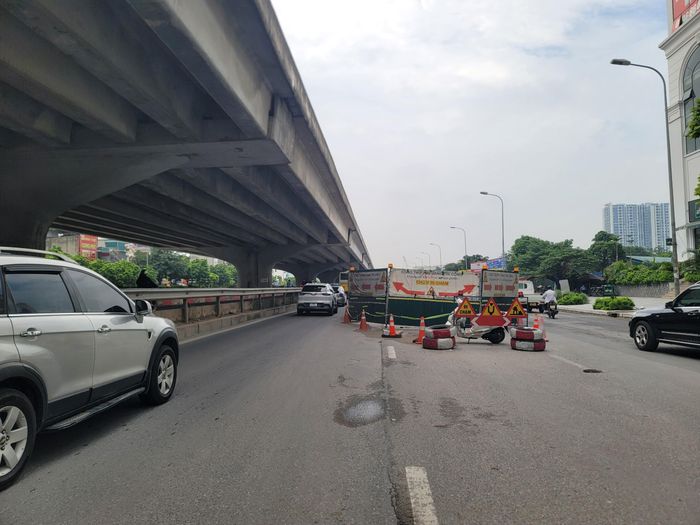 "Lô cốt" mọc lên chằng chịt, chiếm hơn nửa lòng đường, gây khó khăn cho phương tiện lưu thông.