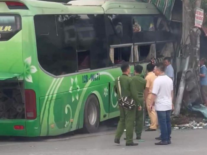 Lực lượng Công an có mặt tại hiện trường để điều tra nguyên nhân vụ tai nạn.