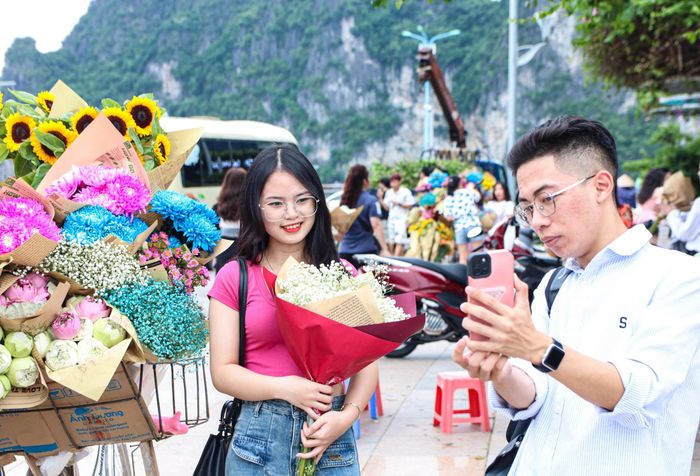 Sau khi tham quan Bảo tàng Quảng Ninh, nhóm bạn quyết định ra chụp ảnh vì ấn tượng bởi những sắc màu rực rỡ của rất nhiều loại hoa.