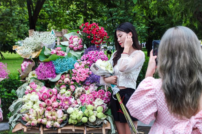 Bạn trẻ tạo dáng chụp ảnh trước xe hoa tại Công viên Lán Bè.