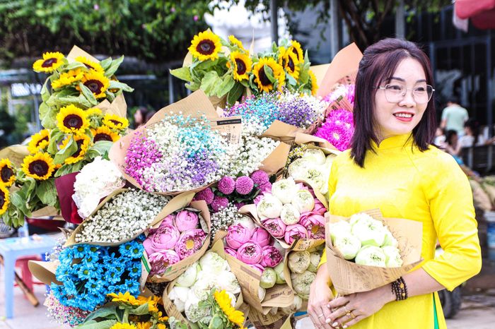 Rất đông người dân mặc áo dài để chụp ảnh nhằm lưu giữ lại những khoảnh khắc đặc biệt của mùa thu giữa rực rỡ sắc hoa.