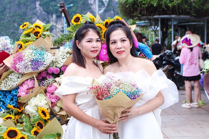 Những bó hoa được nhập trực tiếp từ chợ hoa Quảng Bá - chợ hoa đầu mối nổi tiếng ở Hà Nội và được chuyển về ngay trong ngày để đảm bảo hoa luôn được đẹp và tươi lâu nhất, phục vụ người dân và du khách đến chụp ảnh.