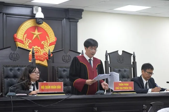 Chủ tọa phiên tòa công bố bản án. Ảnh: CTV