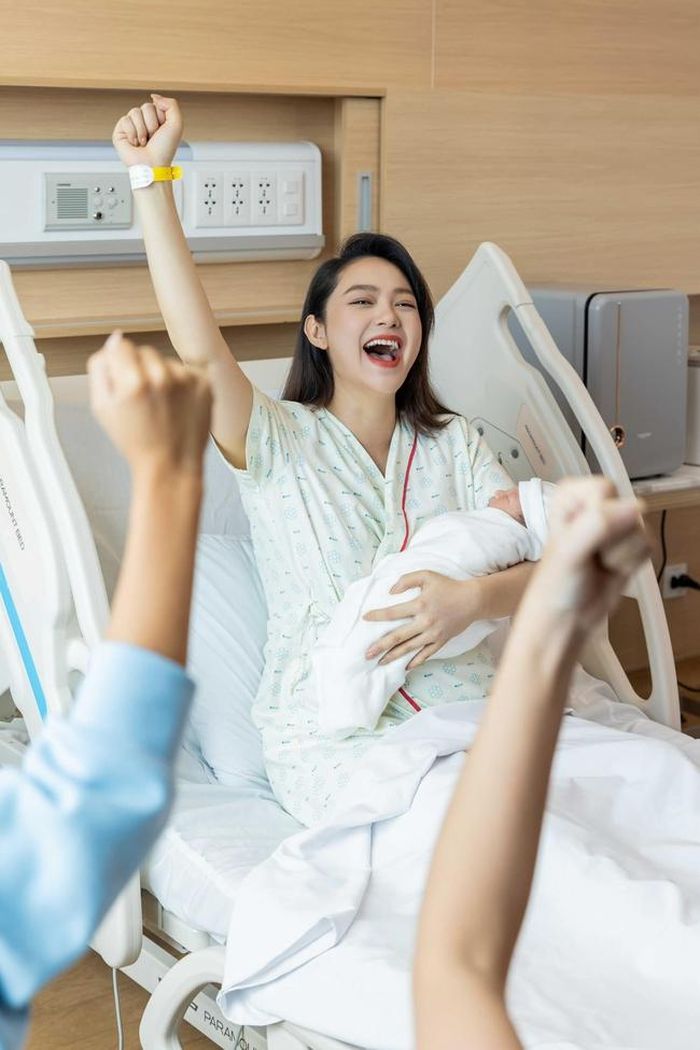 Ngoại hình trên giường đẻ của Minh Hằng cũng gây sốt cộng đồng mạng. Trông cô vẫn tràn đầy năng lượng, tươi tắn dù trải qua quá trình sinh nở vất vả.