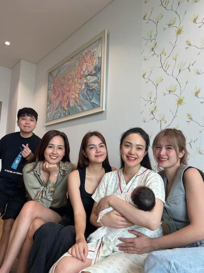 Trước đó, hội chị em Vbiz đã tới thăm Minh Hằng sau khi cô lâm bồn thành công