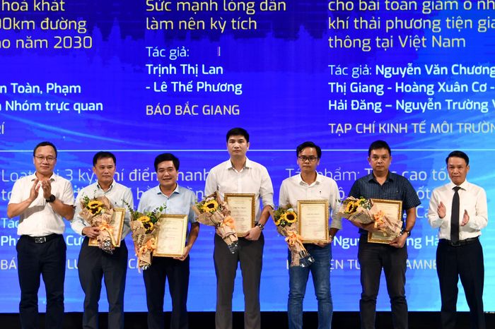 Báo VietNamNet đoạt giải 3 với phóng sự ảnh: Trục cao tốc đồng bộ xuyên suốt từ Hà Nội tới Móng Cái của tác giả Hoàng Hà.