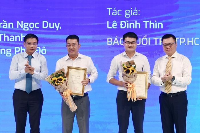 Bộ trưởng Nguyễn Văn Thắng (trái ảnh) và Tổng biên tập Báo Nhân dân, Chủ tịch Hội Nhà báo Việt Nam Lê Quốc Minh trao 2 giải nhất cuộc thi. Ảnh: Anh Nguyễn