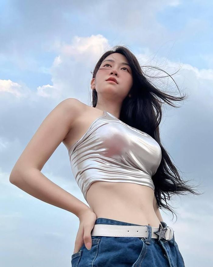  Vòng eo nhỏ luôn là chủ đề bàn tán về hotgirl mạng này.