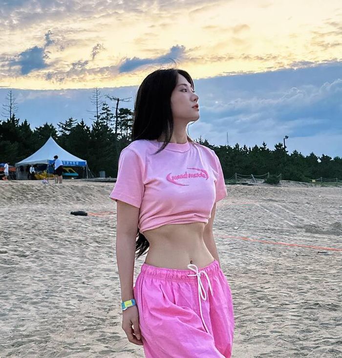 Lê Bống khoe eo ở Hàn Quốc.