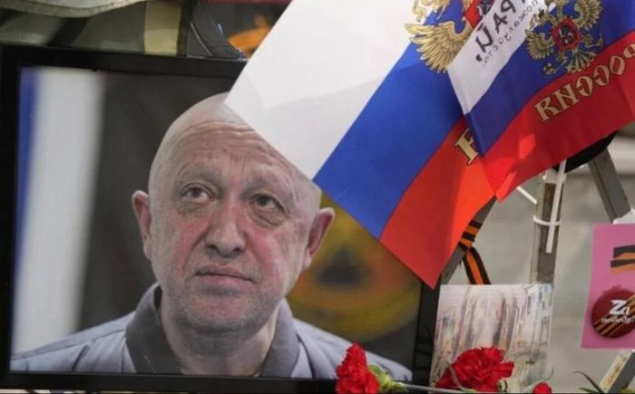 Ảnh ông Yevgeny Prigozhin được đặt tại đài tưởng niệm đường phố gần Điện Kremlin ở thủ đô Moskva, Nga. Ảnh: AP