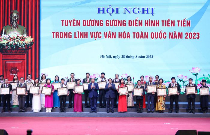 Thủ tướng trao khen thưởng cho đại diện 5 tập thể và 21 cá nhân điển hình tiên tiến (Ảnh: VGP).