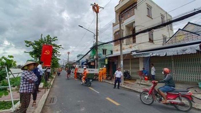 Lực lượng chức năng có mặt tại khu vực này để khắc phục sự cố điện