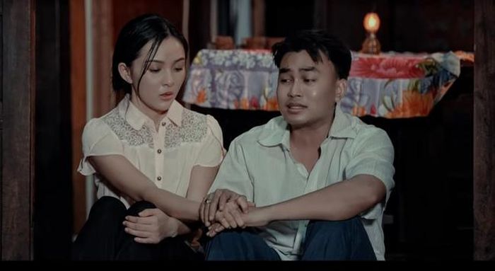 Hình ảnh trong MV: Nal hóa thành chàng trai nghèo bên người yêu lần cuối trước khi cô gái đi lấy chồng