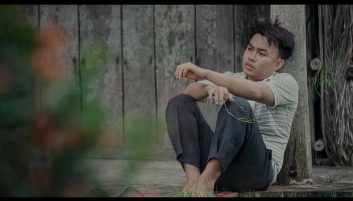 Chàng trai trong nỗi buồn tiễn người yêu đi lấy chồng