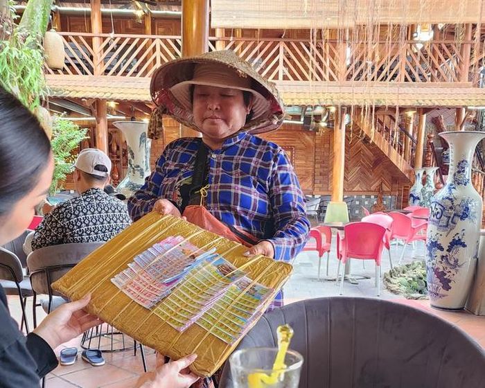 Nhiều người bán vé số dạo ở Kiên Giang cho biết họ không được trả lại vé số ế Ảnh: CA LINH