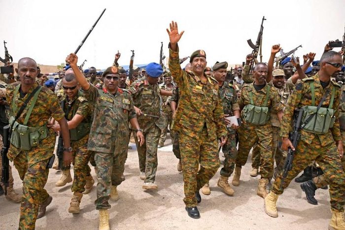 Tư lệnh quân đội Sudan, Tướng Abdel Fattah al-Burhan (giữa) khẳng định sẽ không thỏa hiệp với RSF. (Nguồn: AFP)