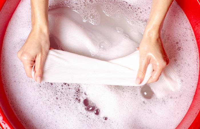 Khả năng loại bỏ vết bẩn cứng đầu và mùi hôi sau 1 lần giặt luôn là tiêu chí hàng đầu trong việc lựa chọn bột giặt cho cả gia đình