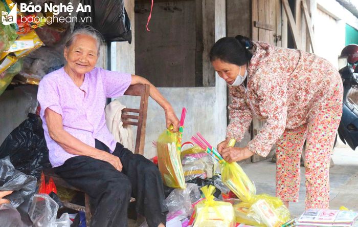  Dân gian quan niệm, người già bán hàng mã có nhiều hiểu biết về phong tục, truyền thống, nên khi bán hàng cho khách, họ thường chia sẻ kinh nghiệm để khách mua đúng, mua đủ, "sắm lễ tùy tâm", không mua quá nhiều. Ảnh: Huy Thư 