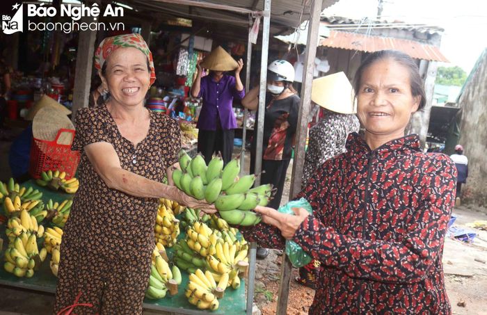  Chọn chuối cúng Rằm, nhiều người lựa chọn khá kỹ, từ loại chuối (ngự, tiến, tiêu) màu sắc, số quả... Với các mẹ, các chị đi chợ Rằm mua được một vài nải chuối ưng ý là điều quan trọng. Ảnh: Huy Thư 