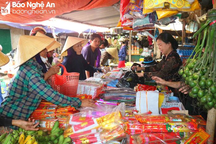  Hàng mã khá phong phú, đa dạng. Trọn bộ đồ mã cúng Rằm gồm đồ cúng thổ công và gia tiên có giá vài chục nghìn đồng. Rằm tháng Bảy là 1 trong 2 dịp, hàng mã bán chạy nhất trong năm. Trong ảnh: Hàng mã chợ Cồn xã Thanh Dương (Thanh Chương). Ảnh: Huy Thư 