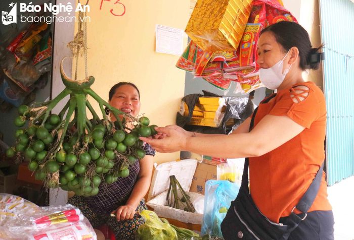  Chợ quê vào Rằm có đủ loại cau đẹp, trầu tươi. Trầu cau là vật phẩm không thể thiếu trong mâm lễ cúng Rằm. Cau quả sẵn hàng có giá từ 2 000 - 3000 đồng/quả. Ảnh: Huy Thư 