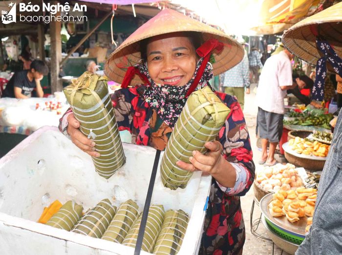  Hàng bánh chưng, bánh tét chợ quê cũng đắt khách dịp Rằm. Những người làm nghề gói bánh chưng phải tăng số lượng bánh lên 8 - 10 lần. Giá bánh từ 25.000 - 30.000 đồng/chiếc, nhỉnh hơn ngày thường khoảng 5 000 đồng/chiếc. Ảnh: Huy Thư 