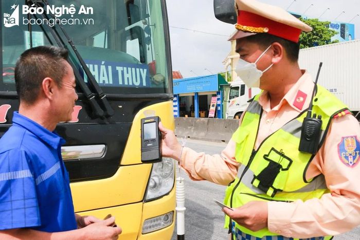  Kiểm tra nồng độ cồn đối với lái xe khách. Ảnh: Đ.C 