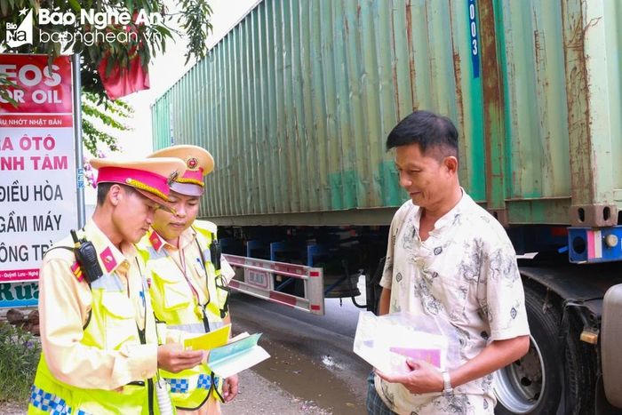  Kiểm tra giấy tờ đối với lái xe container. Ảnh: Đ.C 