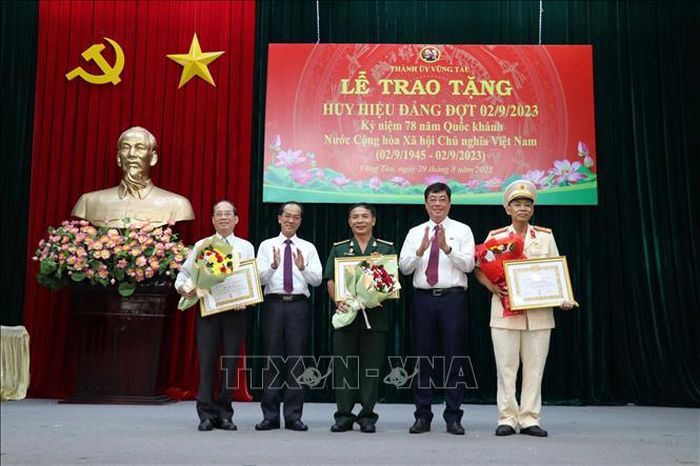 Lãnh đạo Thành ủy Vũng Tàu trao tặng Huy hiệu 40 năm tuổi Đảng cho các sĩ quan lực lượng Công an, Quân đội.