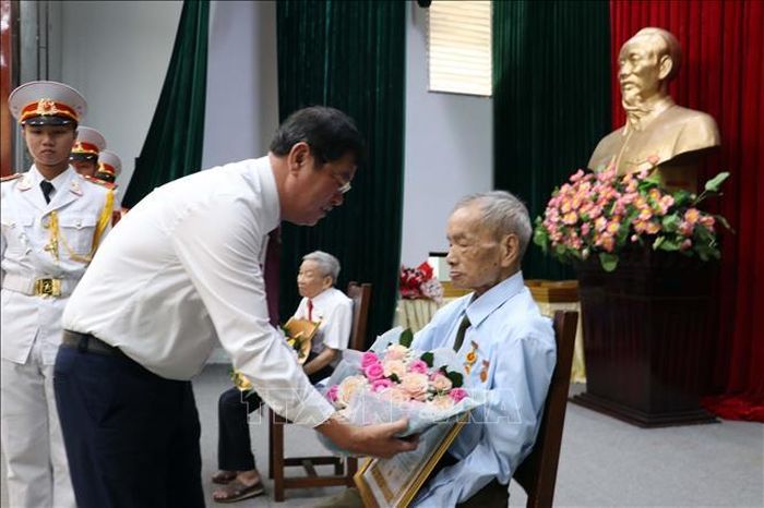 Bí thư Thành ủy Vũng Tàu Trần Đình Khoa tặng hoa cho đảng viên 65 năm tuổi Đảng.