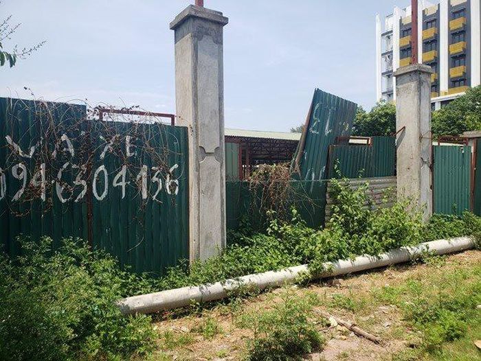 Cổng chợ ngổn ngang