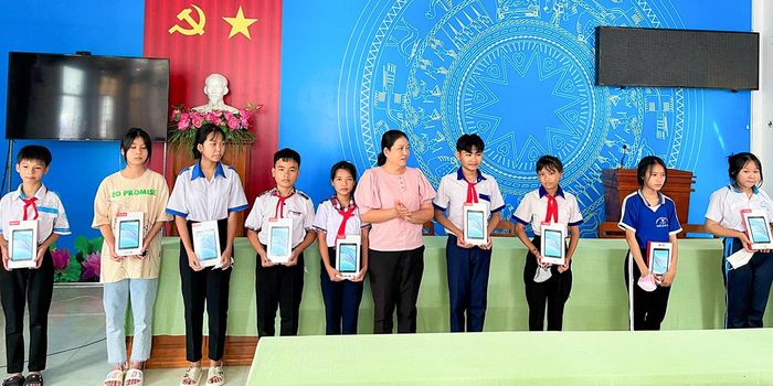 Phó Trưởng phòng Giáo dục và Đào tạo huyện Chợ Mới Tăng Huỳnh Kim trao tặng máy tính bảng cho học sinh
