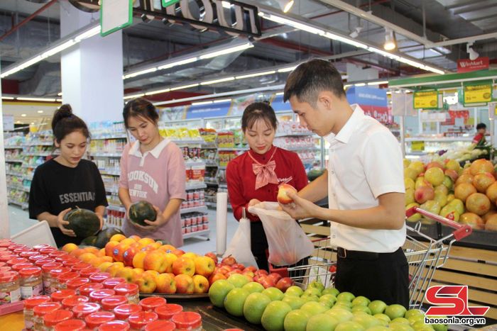 Gian hàng trưng bày sản phẩm của Siêu thị WinMart Sơn La.