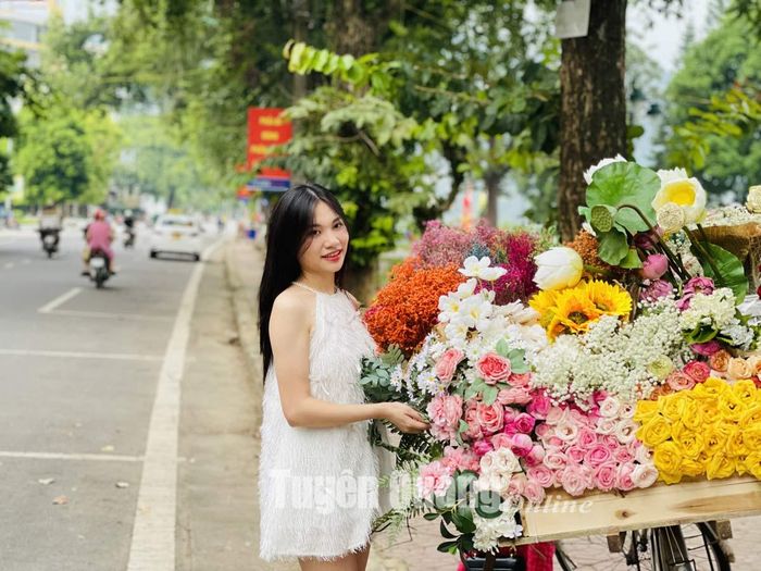 Một bạn trẻ chụp ảnh bên chiếc xe hoa trên đường Chiến Thắng Sông Lô.