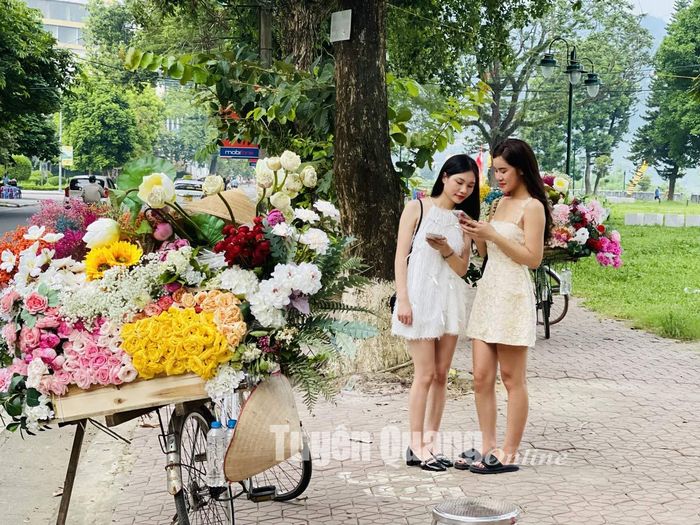 Một nhóm các bạn trẻ thích thú xem lại những tấm hình vừa chụp.
