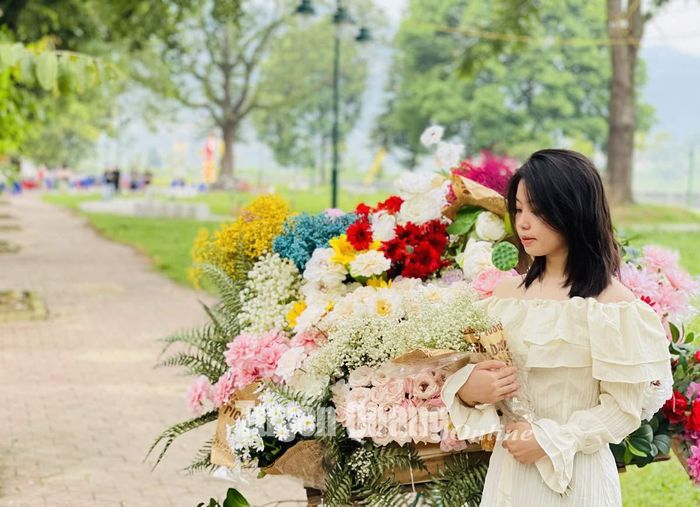 Những bó hoa tươi xinh xắn được các bạn trẻ chăm chút kỹ lưỡng để chụp ảnh.