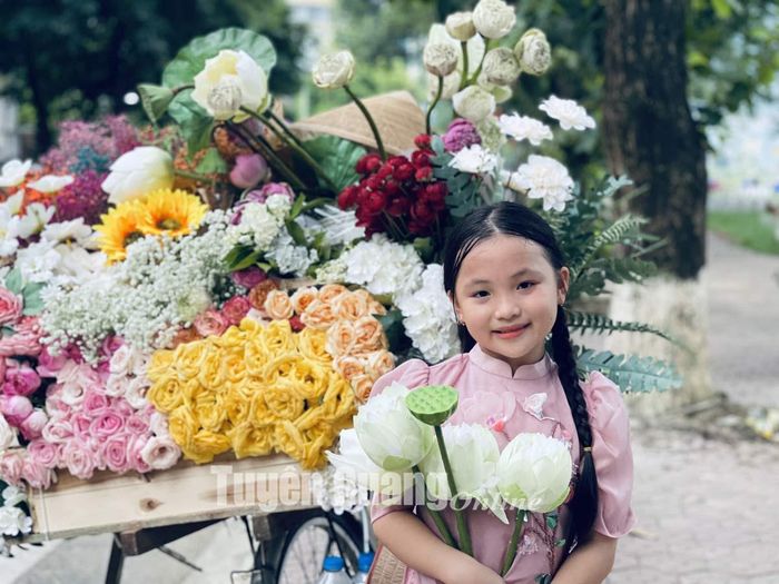 Một em bé được mẹ cho đi chụp ảnh.