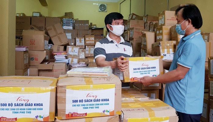 Các nhà xuất bản và các nhà trường quan tâm tặng sách giáo khoa cho học sinh có hoàn cảnh khó khăn.