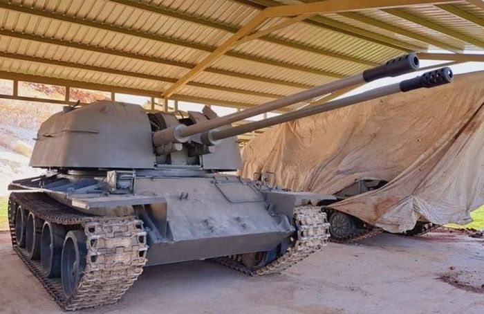 Khẩu pháo cao xạ tự hành ZSU-57-2 thuộc về một khu tập kết các phương tiện phòng không, có thể nhìn thấy ngay bên cạnh nó là một huyền thoại khác - ZSU-23-4 Shilka.