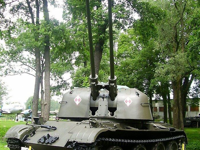 Cơ số đạn lớn của ZSU-57-2 giúp tạo ra mật độ hỏa lực áp đảo, bảo vệ an toàn cho đội hình thiết giáp trong tác chiến đô thị trước bộ binh ẩn nấp ở trên cao. Ngoài ra "Máy tuốt lúa địa ngục" cũng tỏ ra là một vũ khí lợi hại khi hạ nòng bắn trực xạ chế áp lô cốt, hỏa điểm.