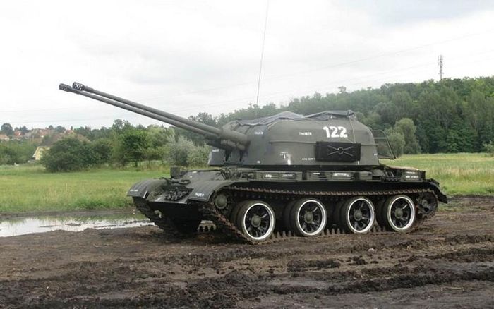 Đặc biệt hơn, tháp pháo của ZSU-57-2 nhẹ nên cho tốc độ xoay khá nhanh, góc ngẩng lớn thích hợp cho việc bắn phá các mục tiêu trên cao mà pháo xe tăng khó, hoặc không thể với tới được.