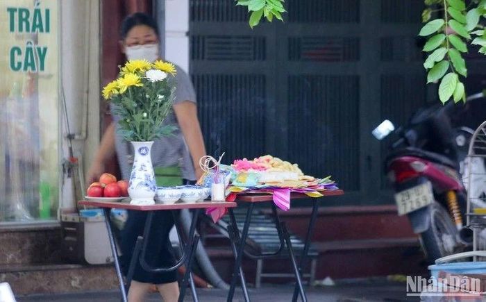 Mâm cúng chúng sinh ngoài đường. (Ảnh: HÀ NAM)